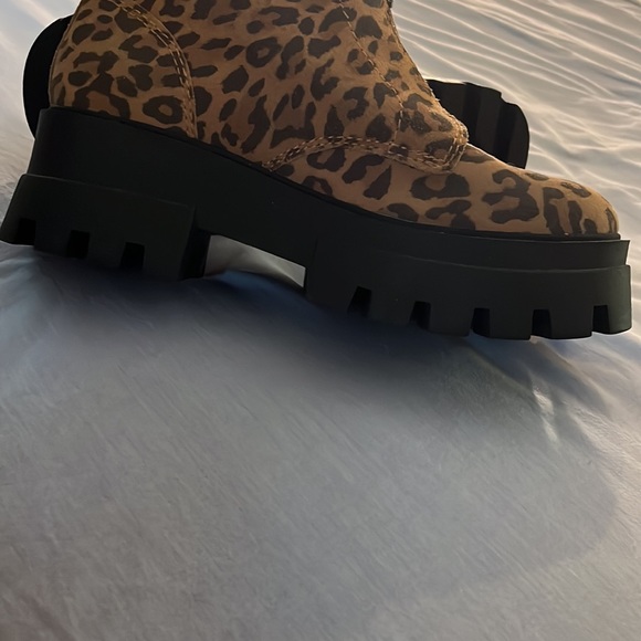 SALE!!!!!On trend, Leopard print Gianni Bini ankle boots! - Picture 2 of 3